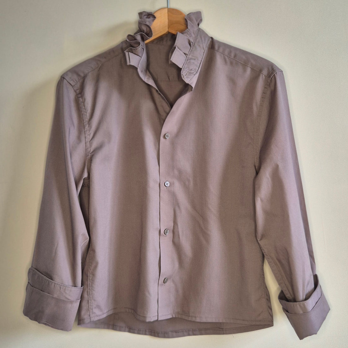 Beige ruffle collar shirt - size S