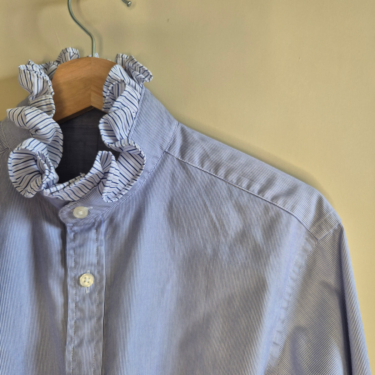Navy pinstripe shirt with contrast ruffle collar : size S/M