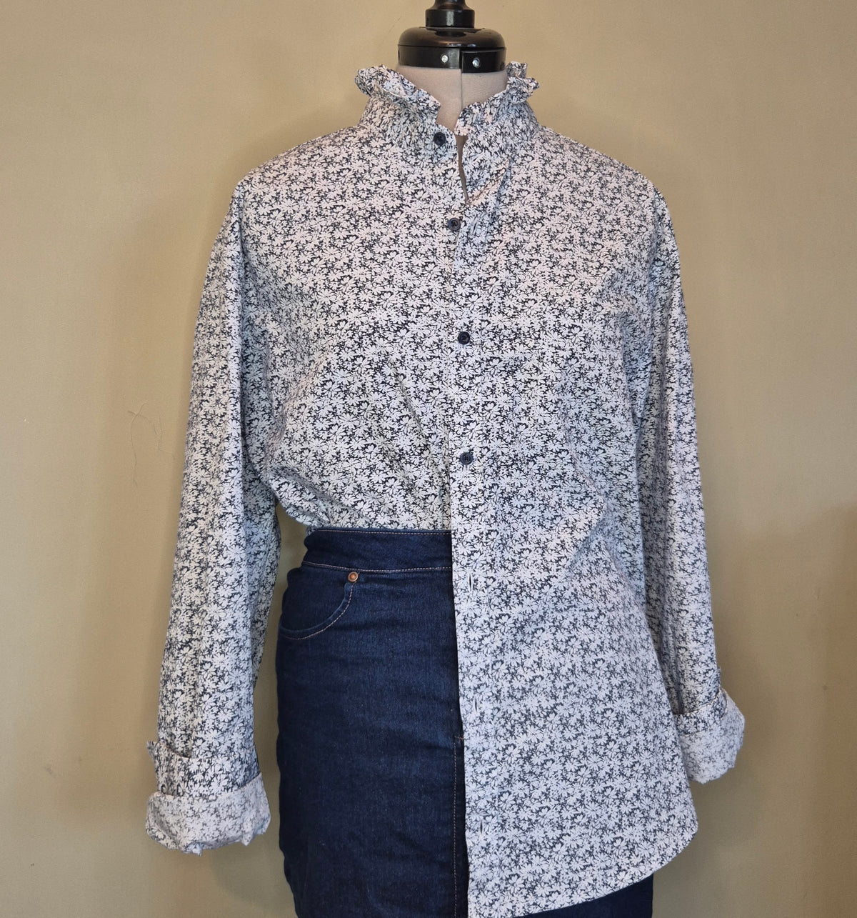 Navy floral shirt with ruffle collar : size L