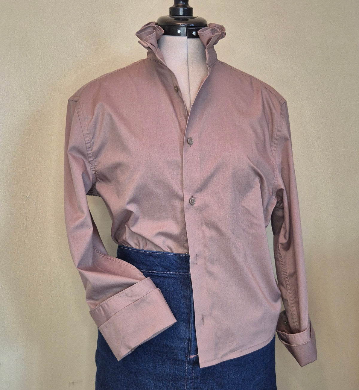 Beige ruffle collar shirt - size S