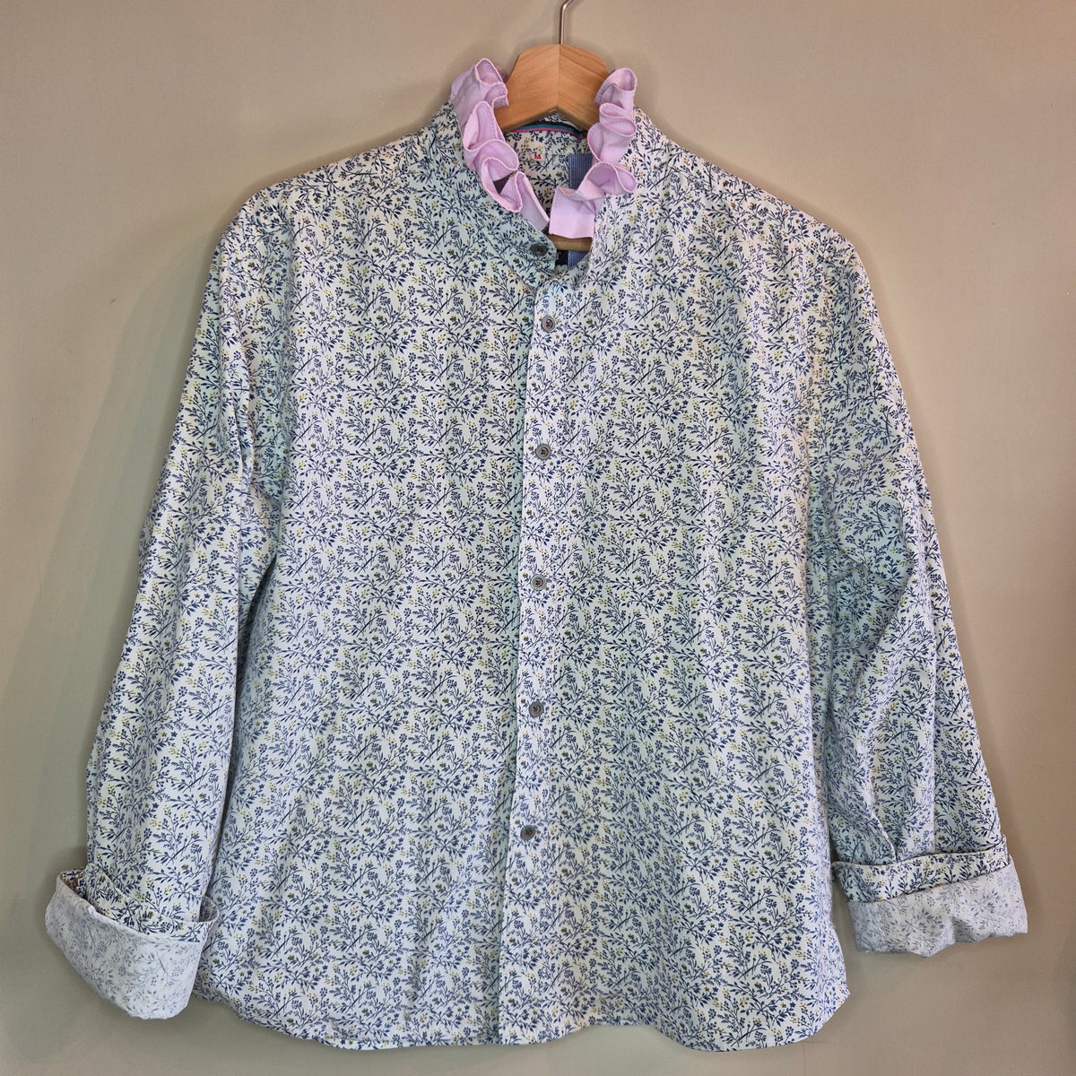 Floral shirt with contrast collar : size S