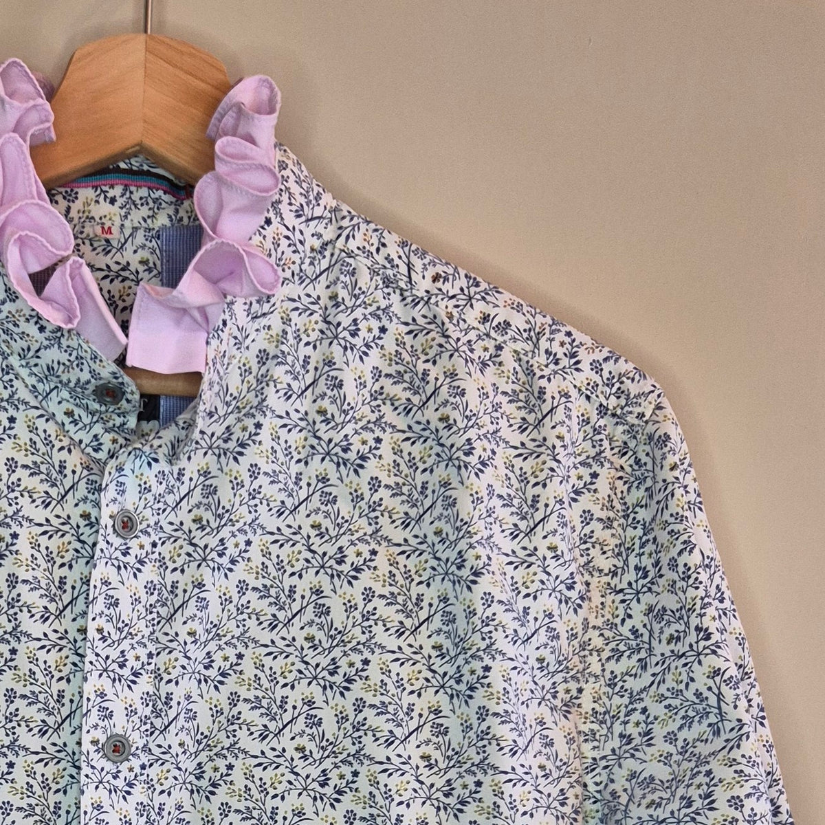 Floral shirt with contrast collar : size S