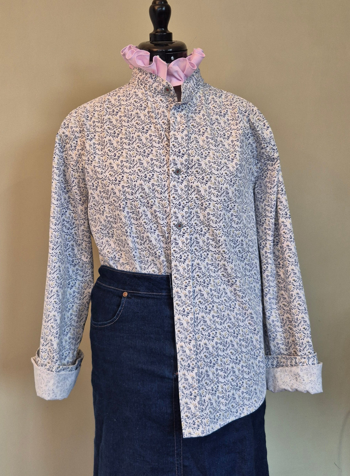 Floral shirt with contrast collar : size S