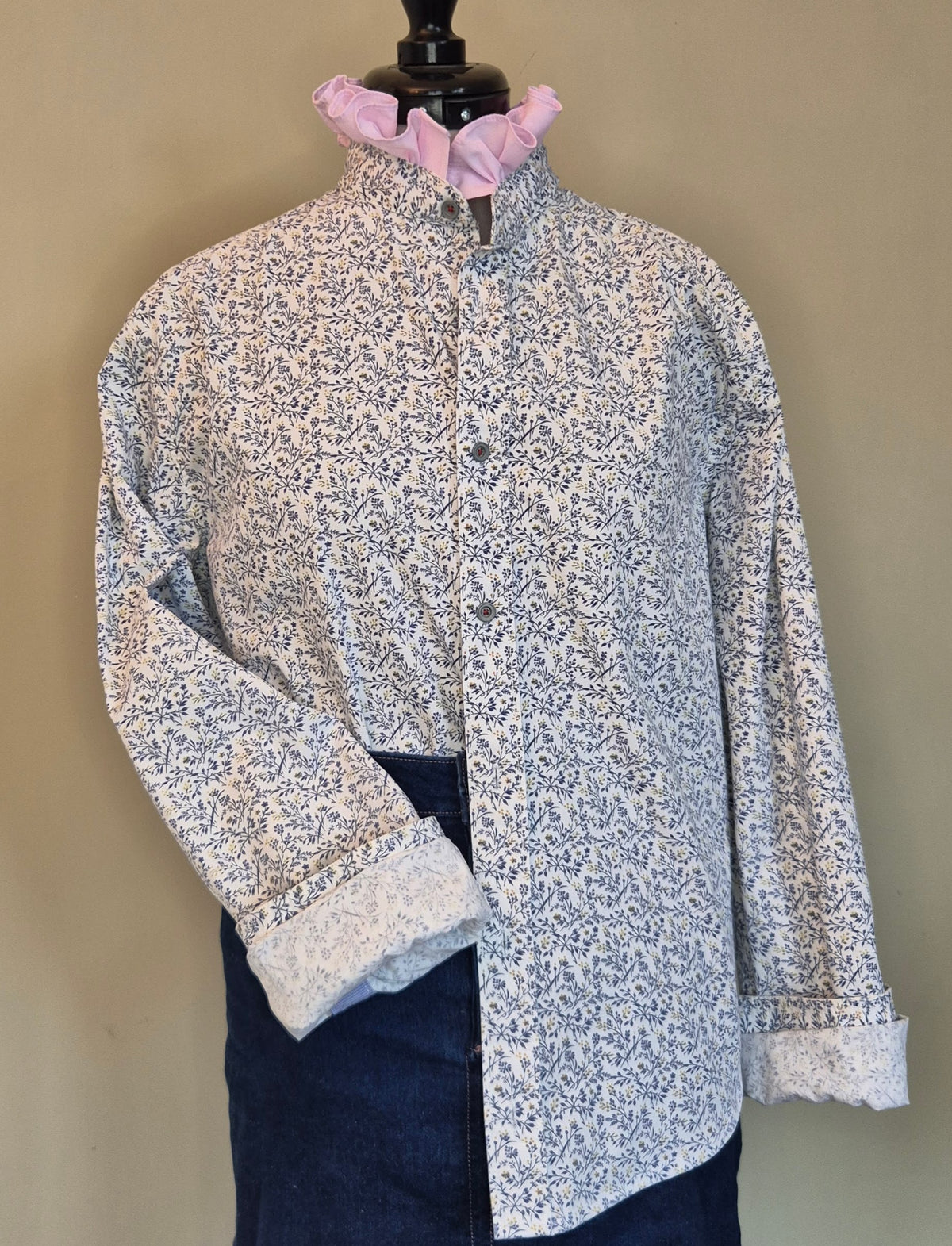 Floral shirt with contrast collar : size S